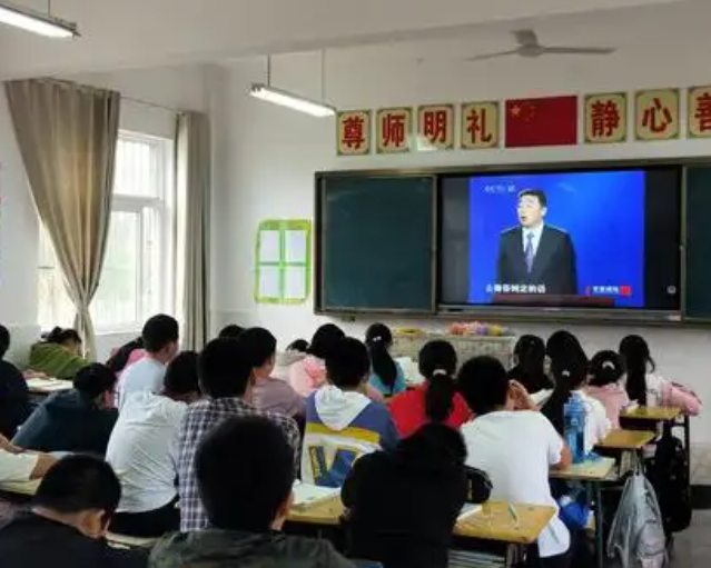 >真正意义上可以全天候陪同学生的以相似教师的人物了解学生