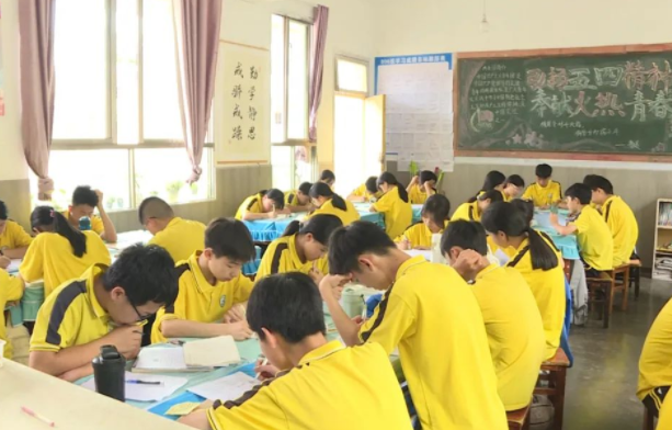 >取得奖赏鼓励机制让学生自动追寻生长愿望开启学习热心的闸门