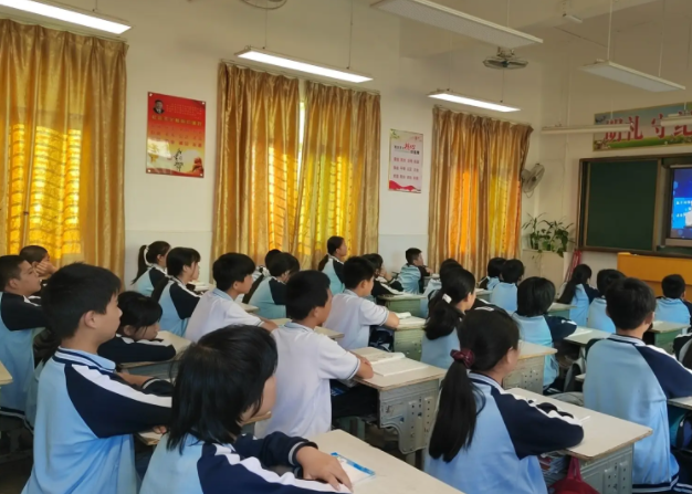 >促进了学生多元发展课程供学生选修丰富了提高了学生艺术本质