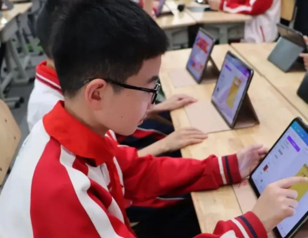 >作为教育的辅助东西但绝不应该替代教师在教育中的中心位置