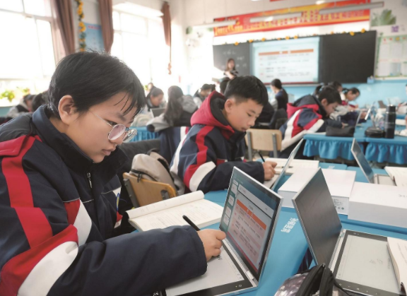 >构建了覆盖学生学习全流程满足多维度需求的智能化学习环境