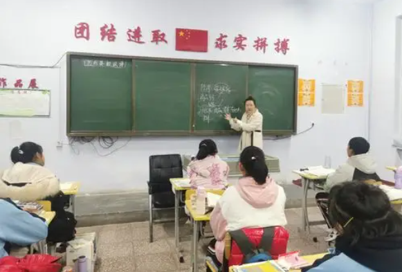 >打破传统课堂让老师从讲台前走到了学生后从教师主导到学生主场