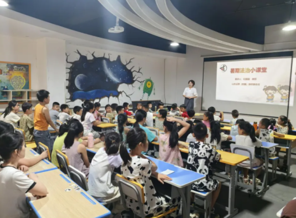 >学生从起步中年级开端“主动使用”高年级尝试协同解决问题