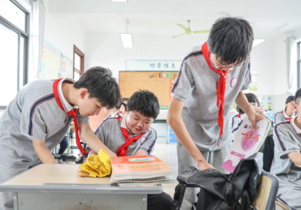 >鼓舞孩子提早联系同学和老师共享见闻和新鲜事彼此关怀