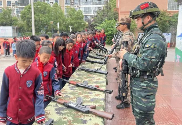 >执旗进场全场肃立行礼凝视国旗肃穆氛围深深感染每一位师生