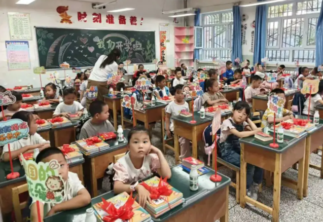 >一年级新生在老师带领下以做游戏的方式敞开了崭新的校园生活