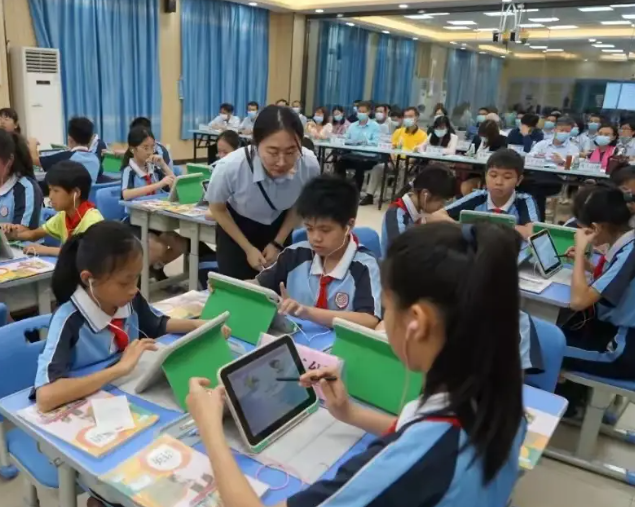 >坚实的数据课程变革并非局部调整对教育生态的全方位重塑