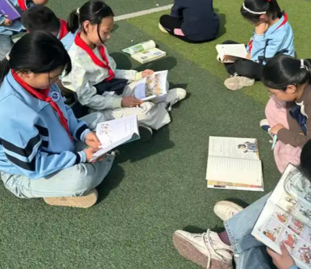 >依托四维阅览丛书构建课程在课堂上小学以班级读书会为载体