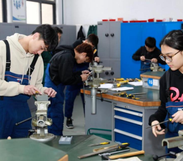 >课程教育中设置企业实践环节让学生在实践检验中增加板补短板