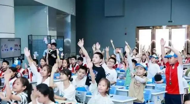 >设定鸿沟强化规范能够让孩子在很小的时分就学会管理时刻和心情