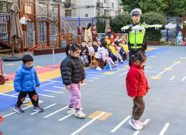>要抓紧孩子的手腕或许让孩子一直处在自己的视野之内防止意外产生