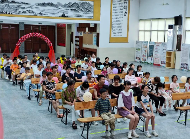 >走进村社幼儿园小学展开针对性辅导为留守儿童祖辈开设隔代教育