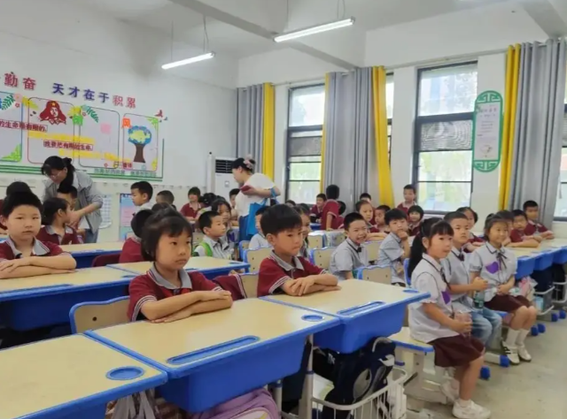 >听巡课1000余节精准确诊讲堂教学短板实施差异化辅导战略