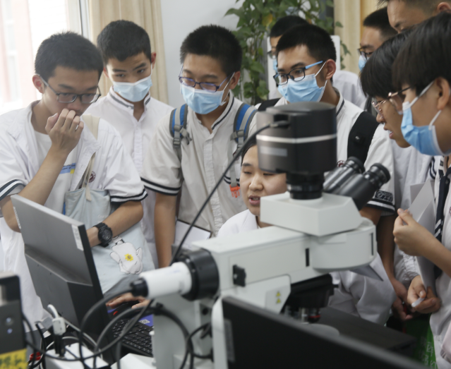 >当中的讲堂经过光纤直达讲堂当名师在“专递讲堂”上为乡村孩子答疑