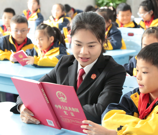 >让越来越多学生学会用法律维护自己纷繁展开校园法治作业的立异探究