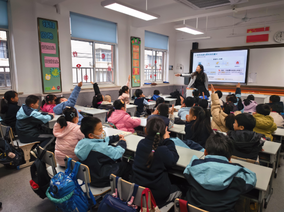 >在学生们心中播下理性消费尊重劳作与规划未来的种子