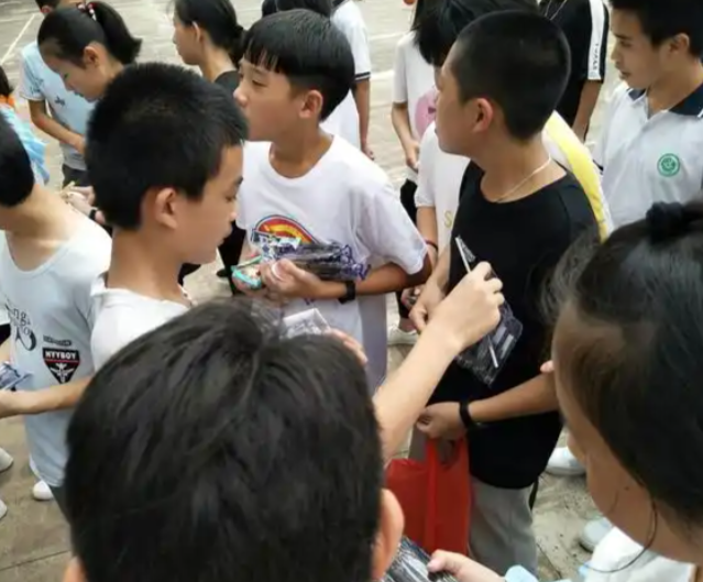 >情景判断游戏引导学生对日常物品进行需要与想要的分类讨论