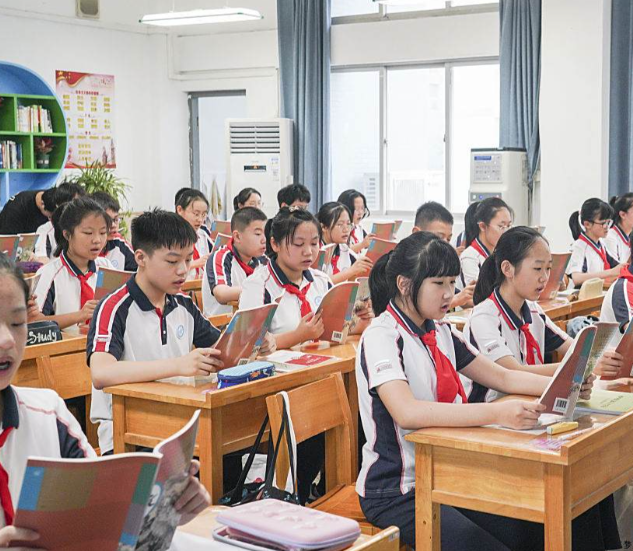 >全班读盘古开天地时几乎所有人都为盘古的伟人献身精力惊叹