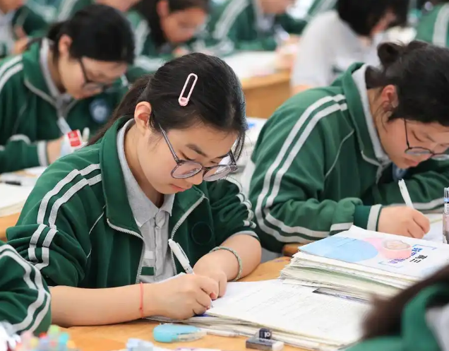 >学生可以在反复思考和论证中深化认知形成价值认同