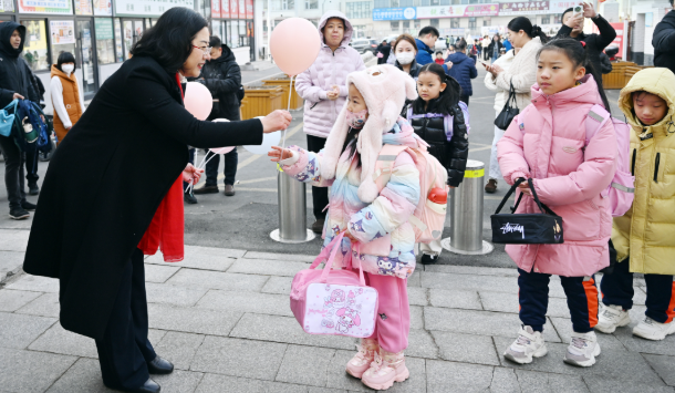 >主题班会一体化德育形式年级分层施行善行笃行远行