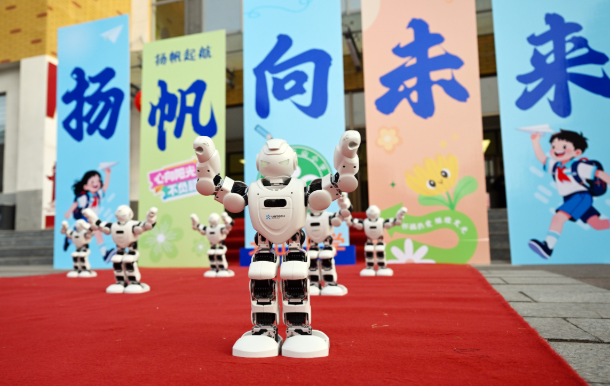 >通过科技进讲堂激起学生对科技的兴趣引导他们在探究中生长