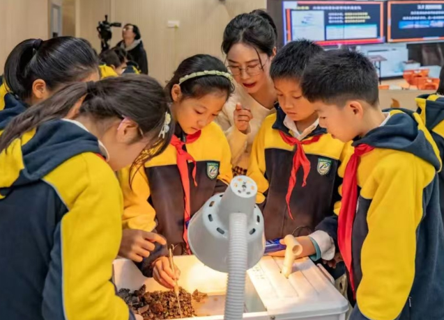 >青少年在主动学习着手试验实践探求中科技梦想培养科技精神