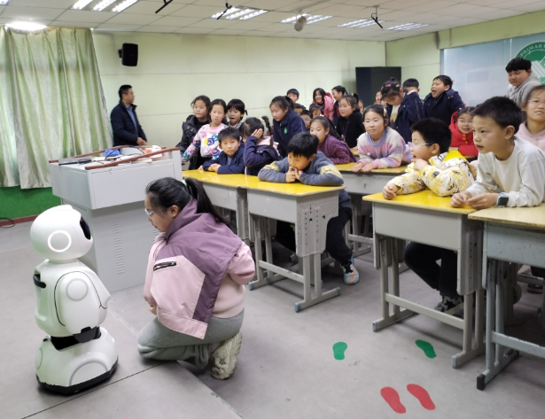 >不同年龄段有不同的学习内容让学生们循序渐进学科技练本领