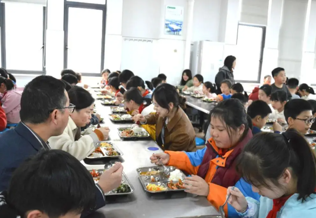 >饮食观念是在家庭的饮食习惯和教育理念的影响下潜移默化形成
