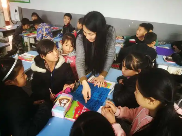 >到校与留守儿童交流校园教师接力关怀用爱心填补空缺
