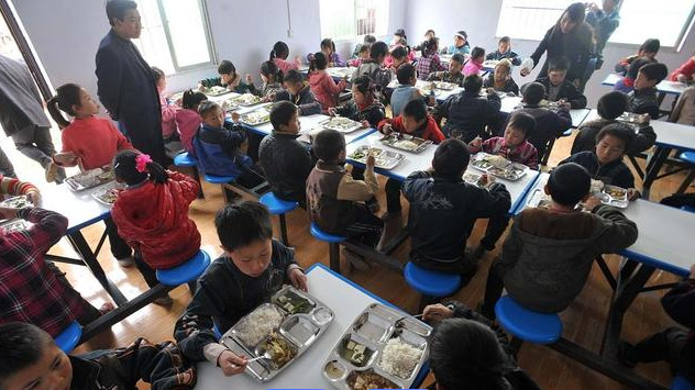 >基础薄弱区域学位供应量体裁衣加强教育资源跨学段调整