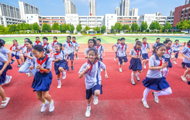 >学生动得开玩得尽兴锻炼刚性保障责任教育阶段每天1节体育课