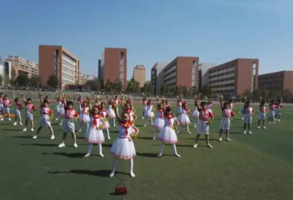 >眼里有光身上有汗是让学生动起来在奔驰跳动中感触运动的快乐