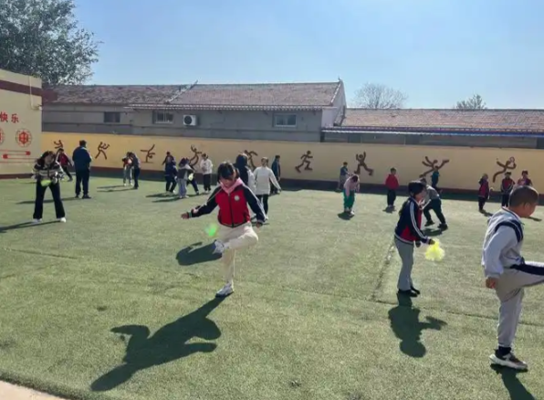 >课间十五分钟不是简略地让孩子走出教室而是玩得好玩得安全