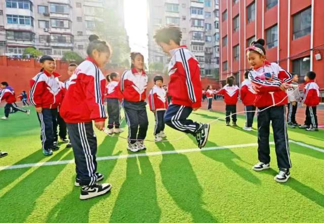 >痛痛快快玩一瞬间这五分钟更是一种教育观念的刻度