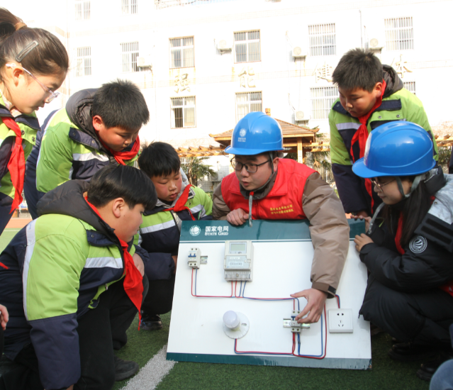 >随着电器使用增多用电安全成为看护学生健康生长的重要一环