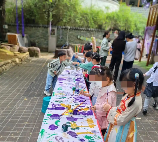 >蓝丝带一片紫藤花一次温暖相遇交融教育不止于课堂