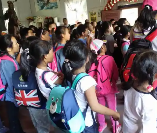 >面临繁重的学业杂乱的压力孩子们常常对未来感到苍茫