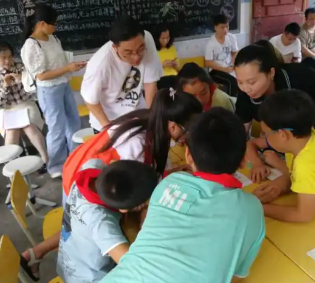 >巨大内卷压力的学生而言孩子们的童真则是最宝贵的“解压阀”