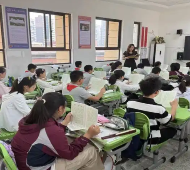 >语文课堂往往将文学教育变为简略而僵化的常识等有用言语训练