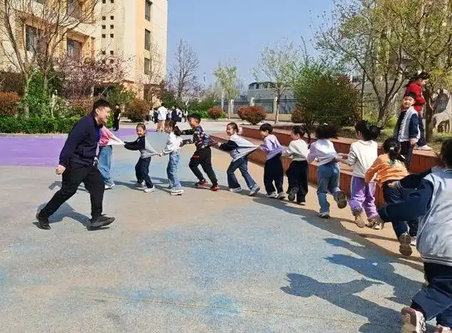 >环节都显示着学校的育人用心互动都凝集着家校的共育