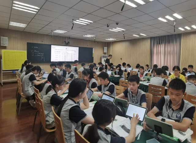 >师生共创人机协同的生长性空间减去了学科的壁垒与时空的鸿沟