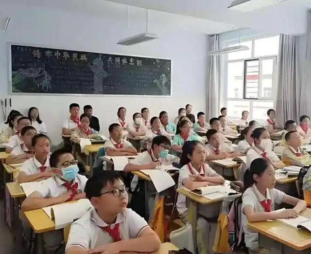 >真正的对症下药不是在起点上按成果分班而是在多元的班级生态中