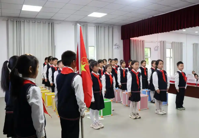 >步行途中师生们沿着弥河河畔前行学生们互帮互助彼此鼓励