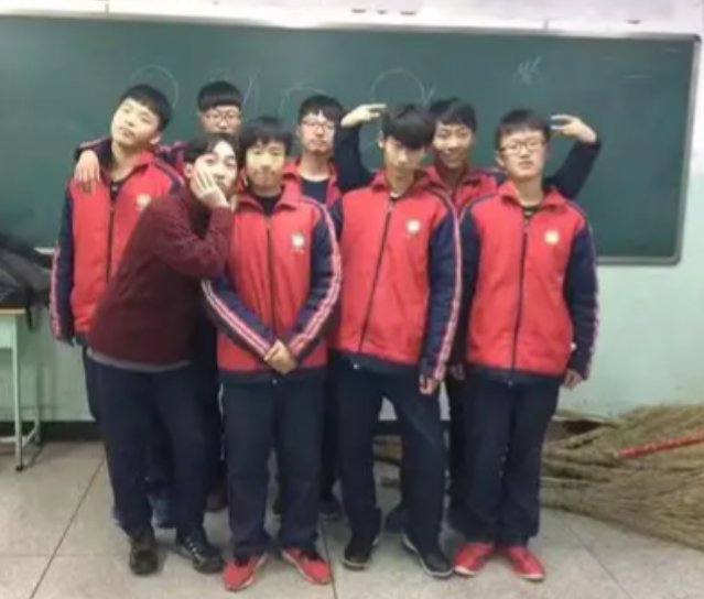 >峻峭的波峰波谷交替由此学位供需矛盾在人口净流入地重复拉锯