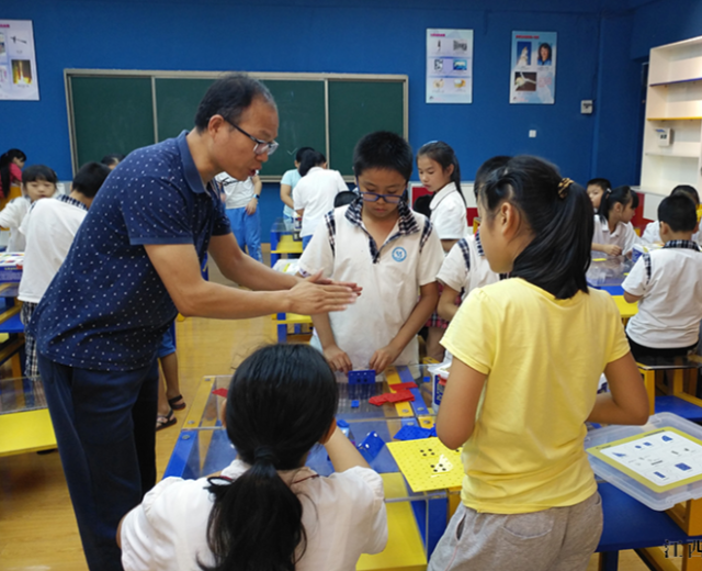 >自由日活动让不同混龄班的幼儿在走班过程中相互学习互相帮忙