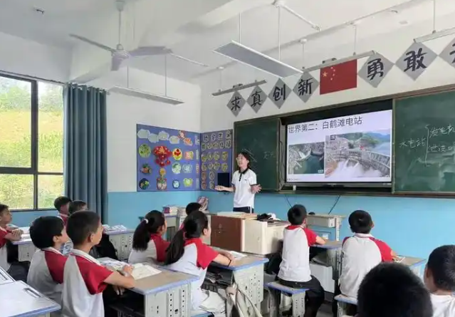 >学子们用真挚与热心为的孩子们打开了一扇通往更广阔世界的窗