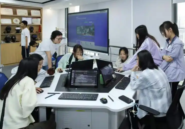 >能够依据学生的学习进度引荐不同的内容真实做到‘对症下药’