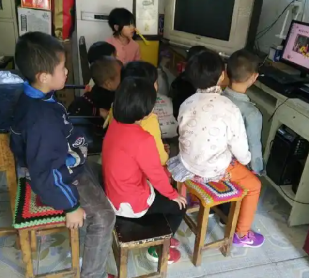 >深挖教育渠道功用价值从教师团队学科精准教育两大中心场景下手
