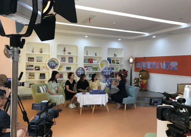 >教育辅导中时常通过引导家长回看日常的互动形式从亲子沟通