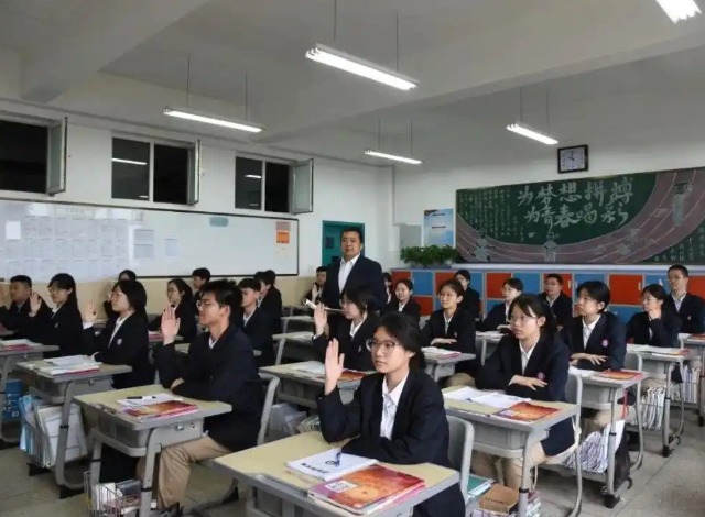 >每一位学生构建起安稳班级办理精准分层授课动态学情调整
